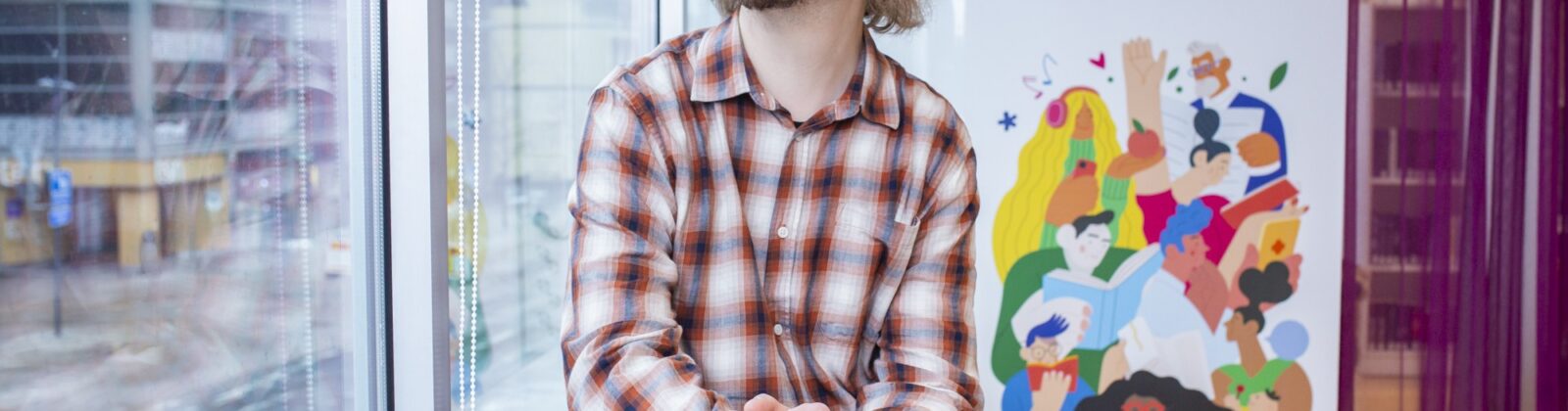 Veli-Pekka Marjoniemi puolustaa kirjastojen asemaa Oulun kaupungin palvelutarjonnassa.