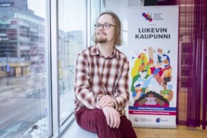 Veli-Pekka Marjoniemi puolustaa kirjastojen asemaa Oulun kaupungin palvelutarjonnassa.